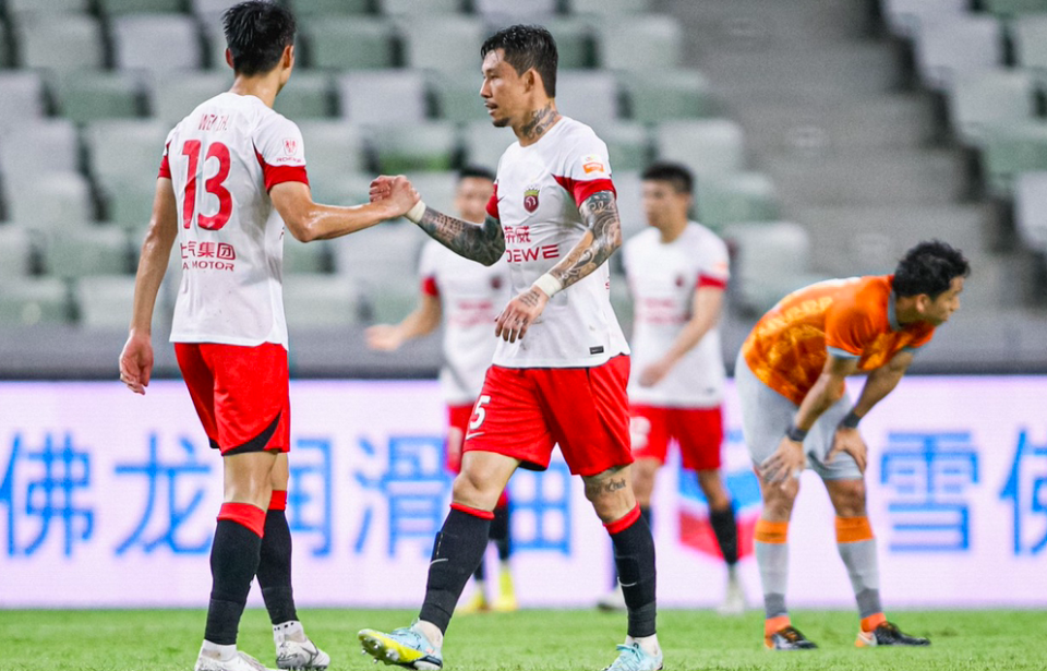 关于上港客场逆转幸存，力克泰达，继续领跑中超积分榜的信息