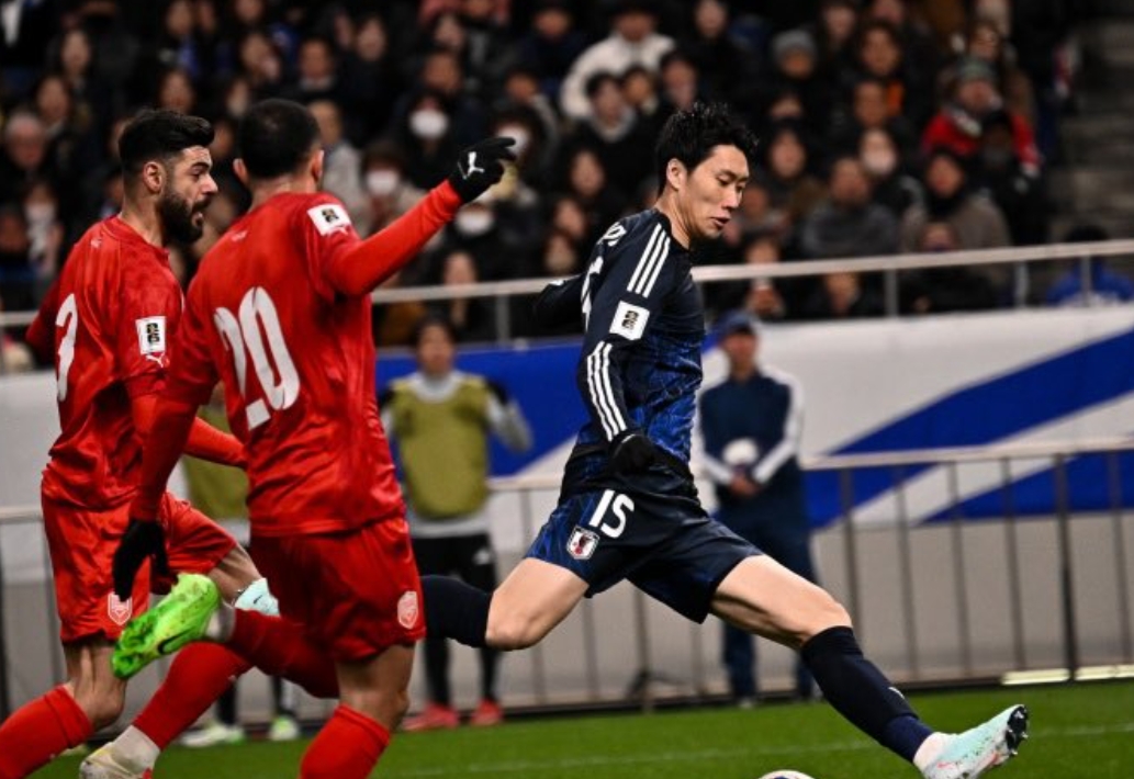 日本队在国际足球比赛中实现胜利，晋级四强