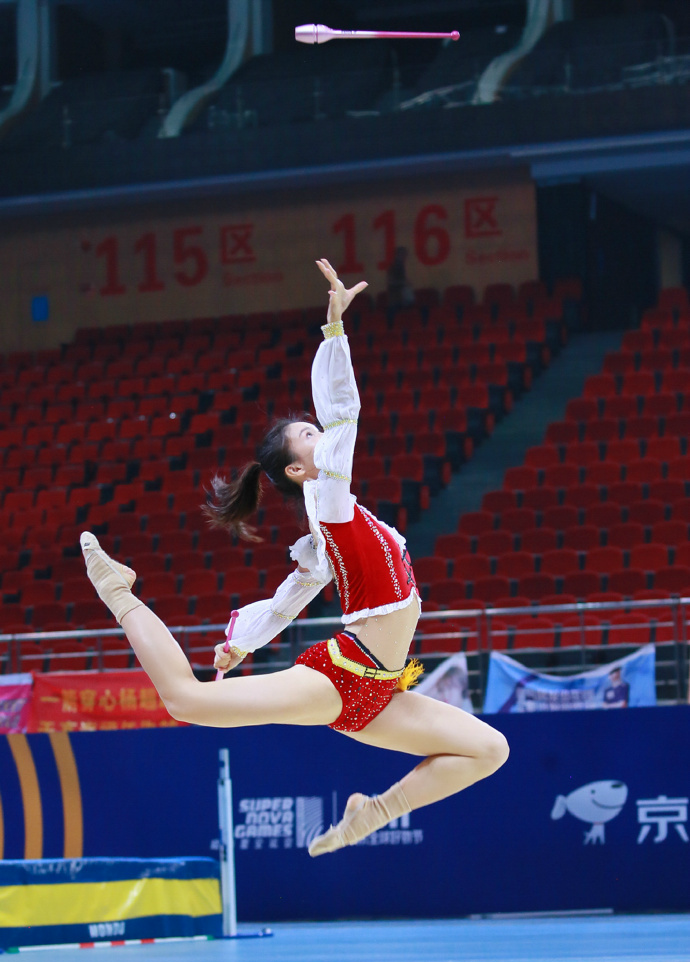 体操新星光芒四射，夺得金牌