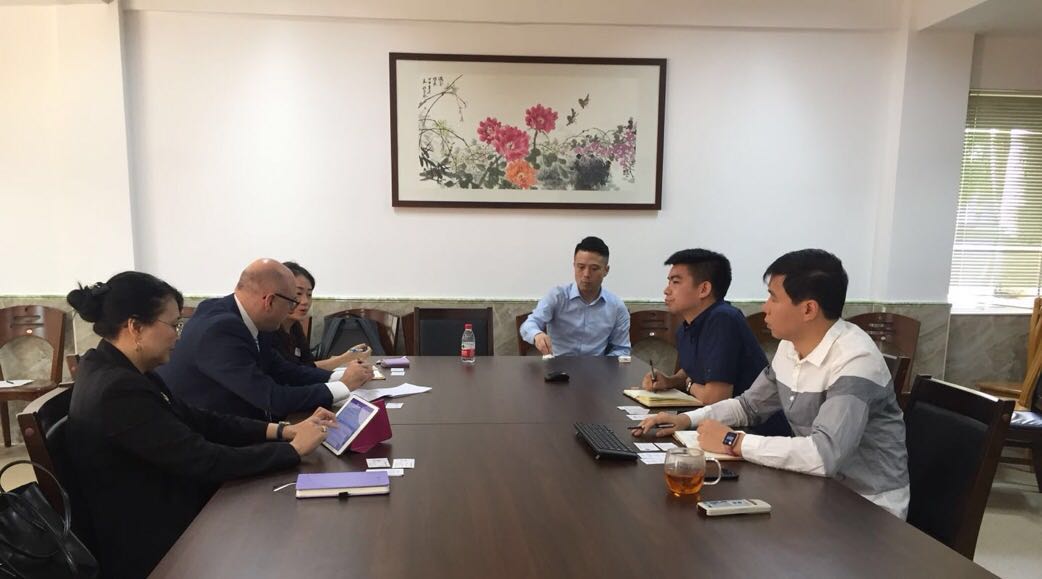 半岛体育网站入口-包含球队总裁与球员代表会谈，讨论合作事宜的词条