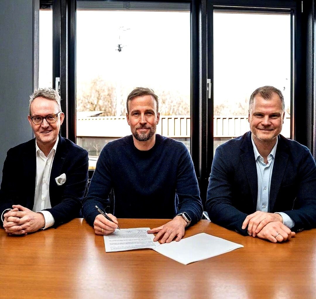 包含球队总裁与球员代表会谈，讨论合作事宜的词条