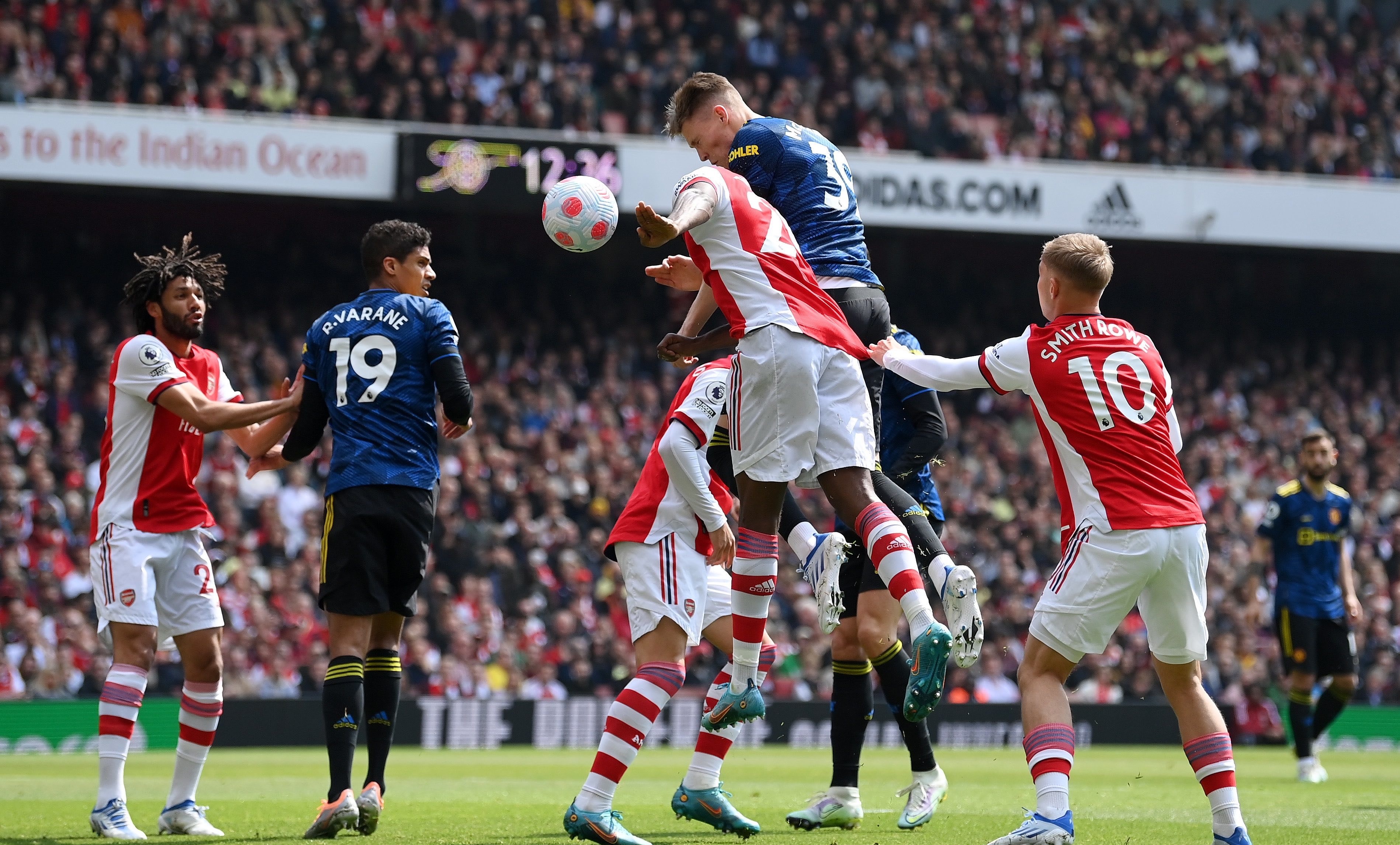 包含曼联客场战胜阿森纳：卫冕冠军展现实力的词条