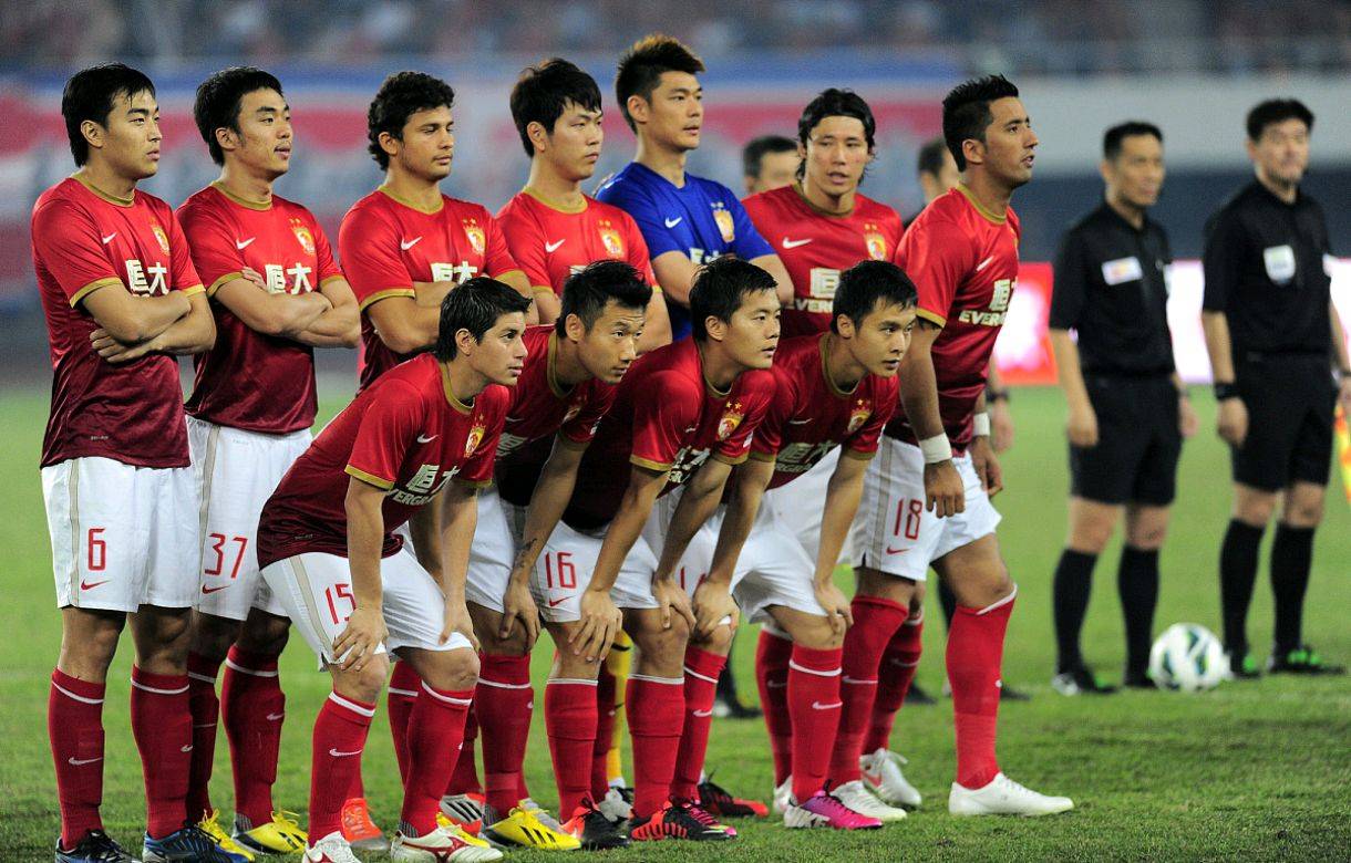 半岛体育官方-广州恒大全队训练备战，瞄准夺冠目标