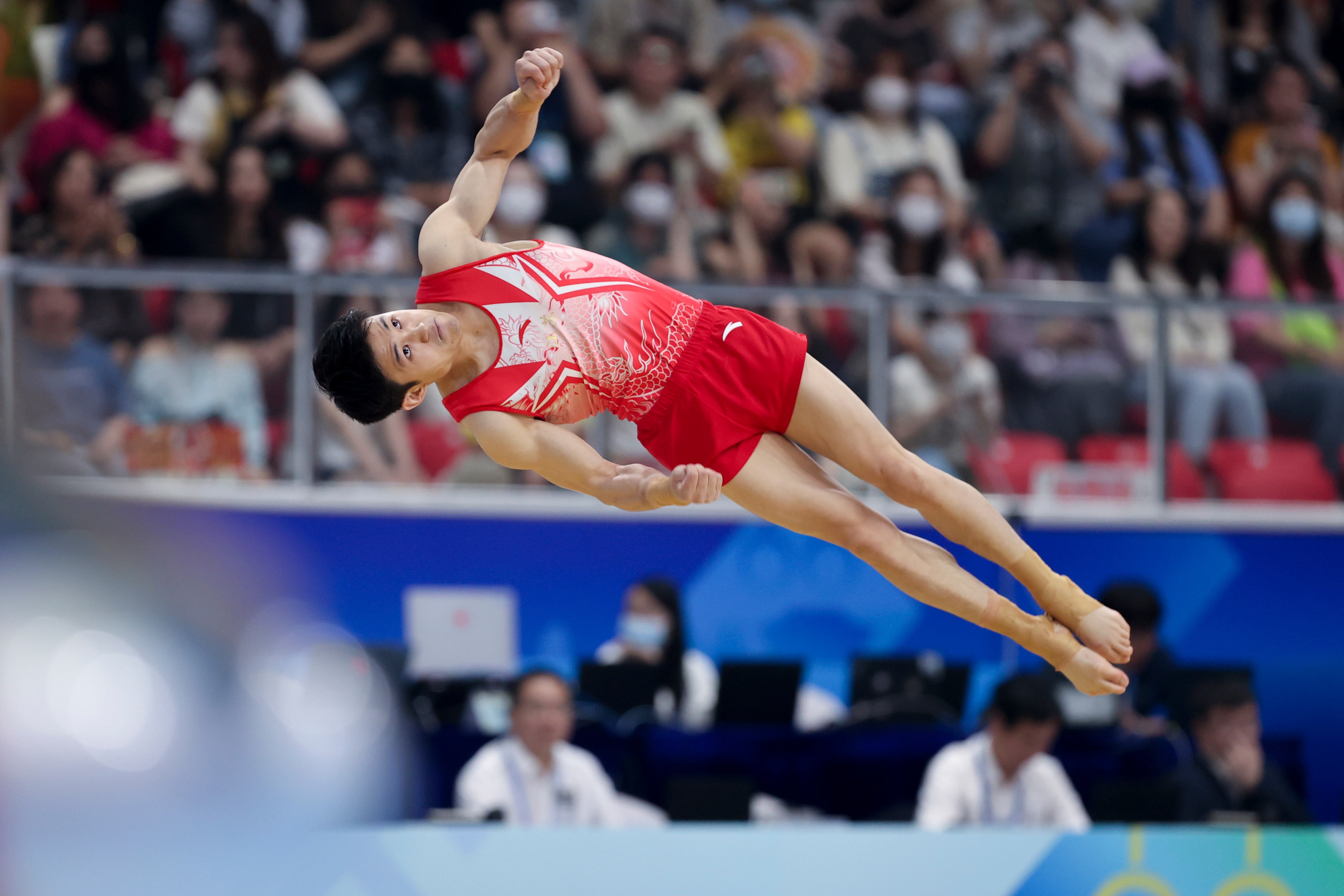 包含体操选拔赛赛场精彩纷呈，选手实力对抗的词条